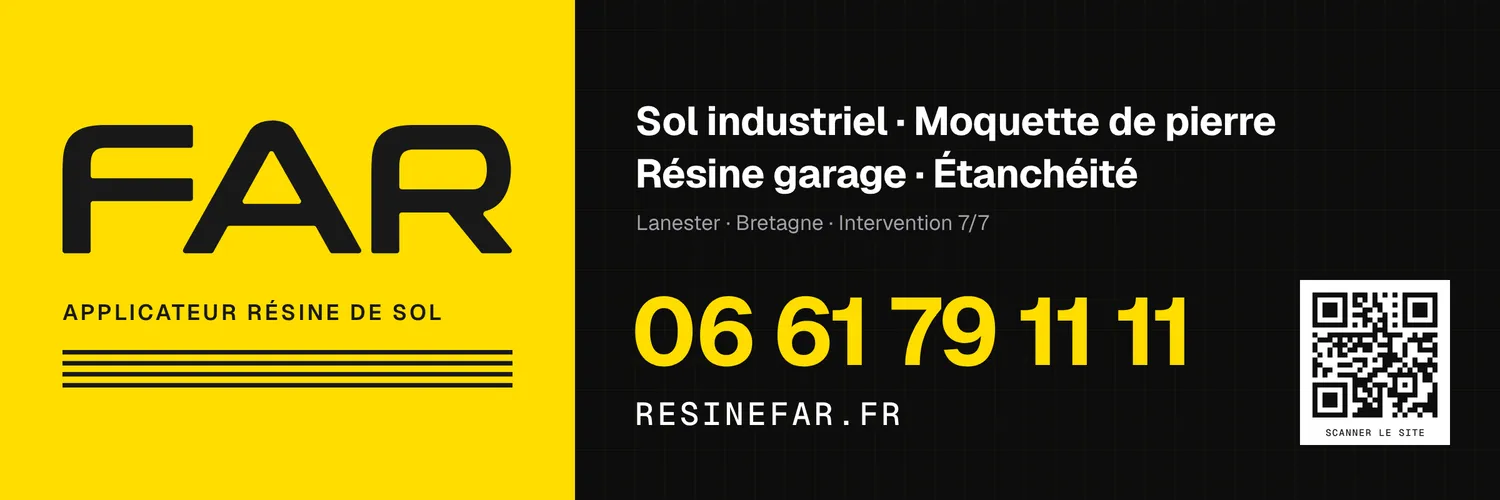 Bâche de chantier FAR : logo graphite sur jaune à gauche, prestations, téléphone et code QR sur encre à droite