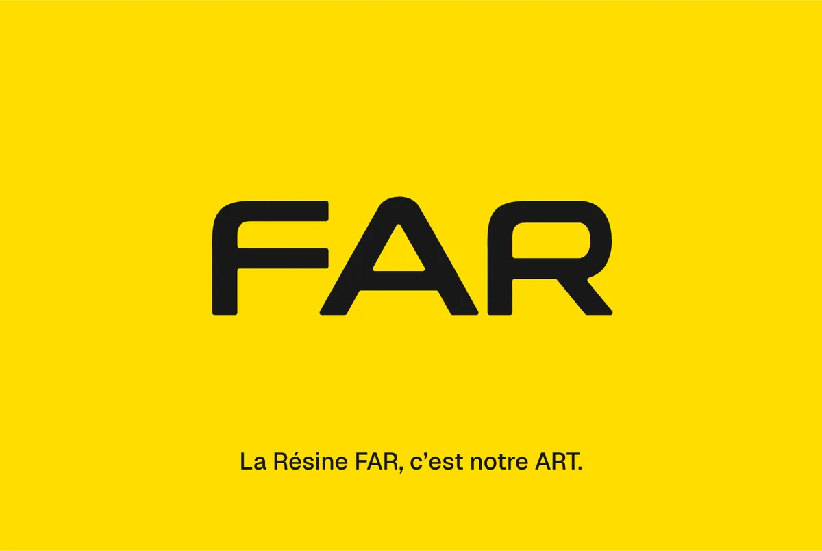 Verso jaune de la carte de visite FAR : logo graphite et baseline La Résine FAR, c’est notre ART.