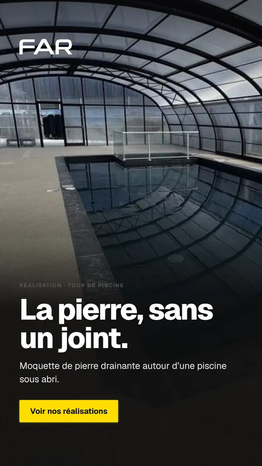 Story FAR : plage de piscine en moquette de pierre sous abri, titre La pierre, sans un joint. et bouton jaune