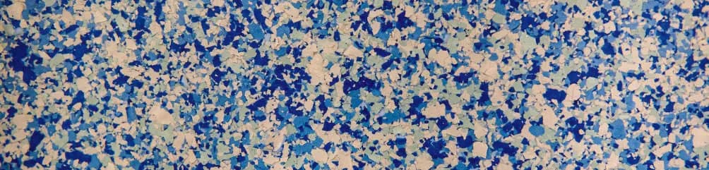 Gros plan de paillettes bleues et blanches dans un sol MMA