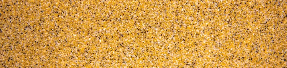 Gros plan d’une surface en quartz colorés jaunes saupoudrés