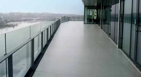 Coursive vitrée en étage, garde-corps en verre, sol gris clair