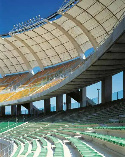 Tribunes et gradins d’un stade sous une toiture claire, revêtus d’une étanchéité liquide