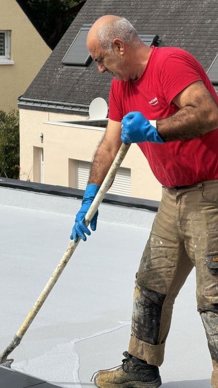 Applicateur passant le rouleau sur le toit-terrasse