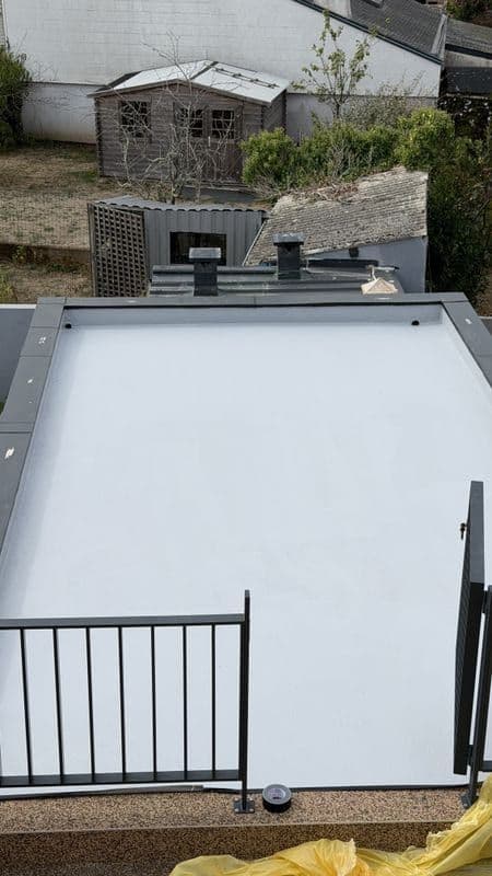 Toit-terrasse entièrement recouvert de résine grise en fin d’application, vu d’en haut
