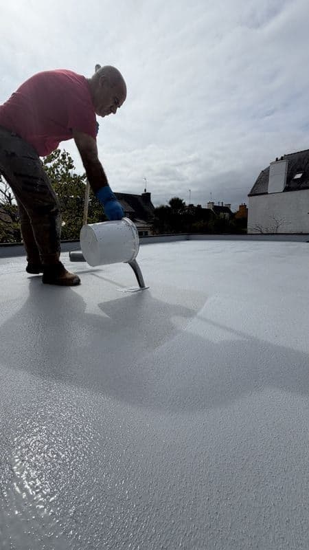 Applicateur versant la résine d’étanchéité depuis le seau