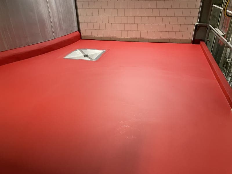 Sol en résine rouge posé en zone agroalimentaire, finition HACCP antibactérienne identification visuelle de zone