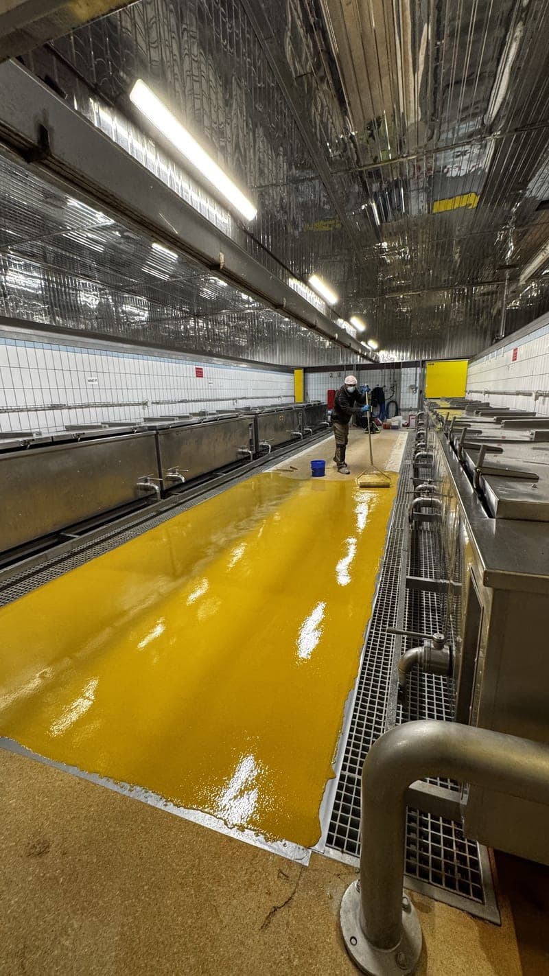 Sol en résine polyuréthane conforme HACCP dans un site agroalimentaire breton, revêtement antibactérien continu sans joint