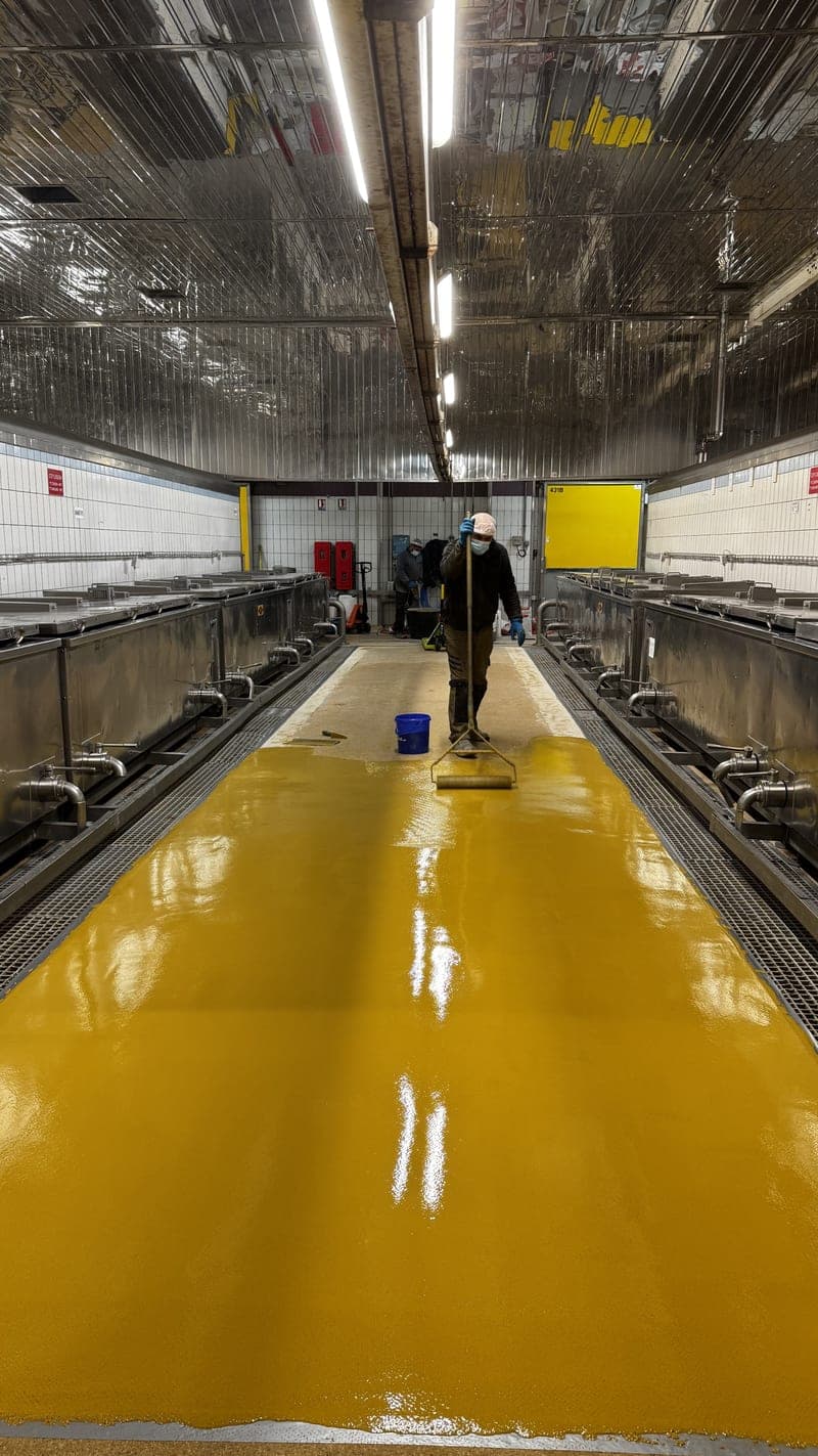Installation de sol résine HACCP dans une industrie agroalimentaire en Bretagne, conformité aux normes sanitaires